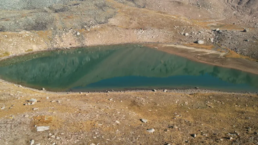 the emerald color of the water of a mountain lake