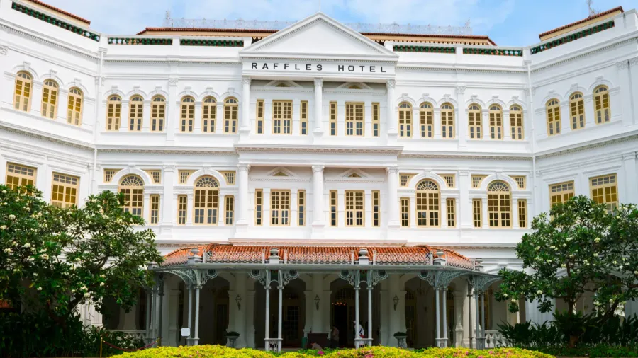 the raffles hotel in singapore main entrance