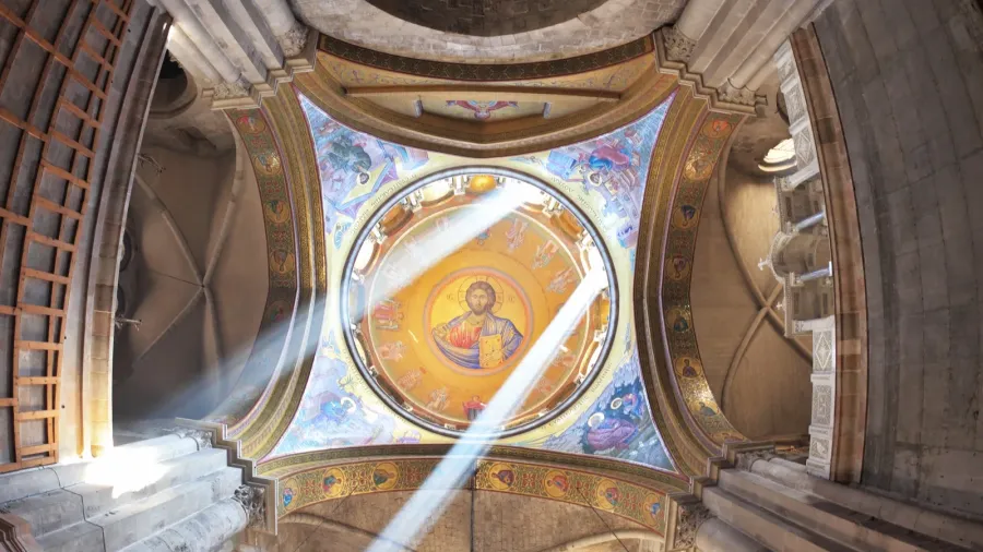 The round arch of a ceiling is shined with beams.