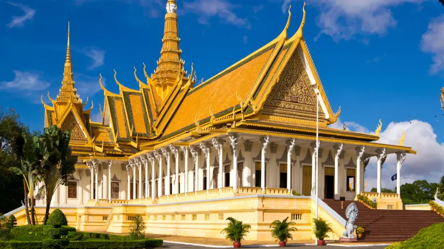 the royal palace in phnom penh