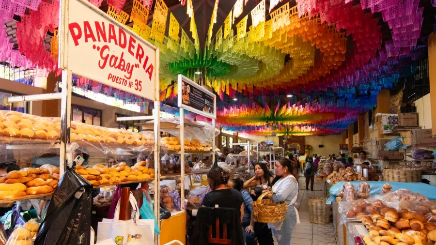 tlacolula mexico 1st january 2025 vendor stalls and market atmosphere
