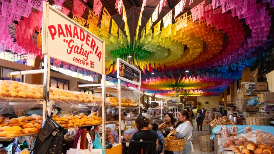 tlacolula mexico 1st january 2025 vendor stalls and market atmosphere
