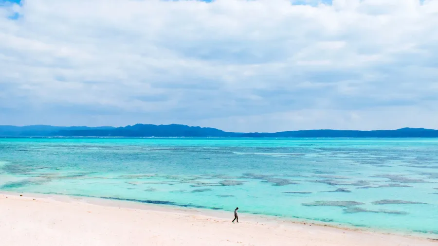 tourist kouri white sand beach with turqouise water on kouri