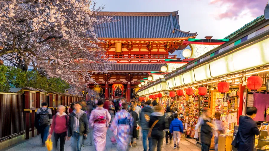 Tourists at shopping street in Asakusa connect to Sensoji Temple.