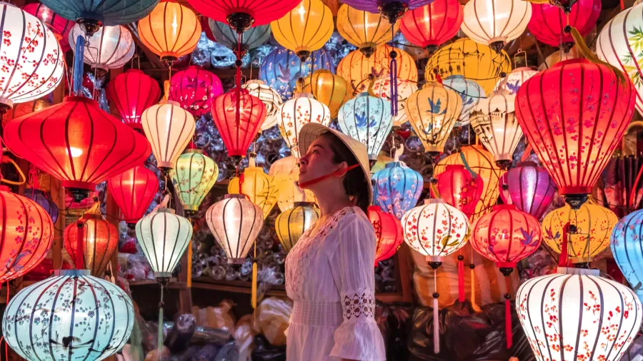 travel woman choosing lanterns in hoi an vietnam