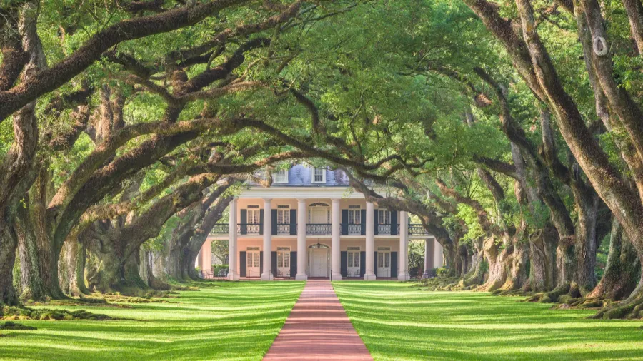 vacherie louisiana  may 12 2016 oak alley plantation exterio