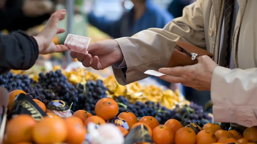 vendor accepts payment at a street market