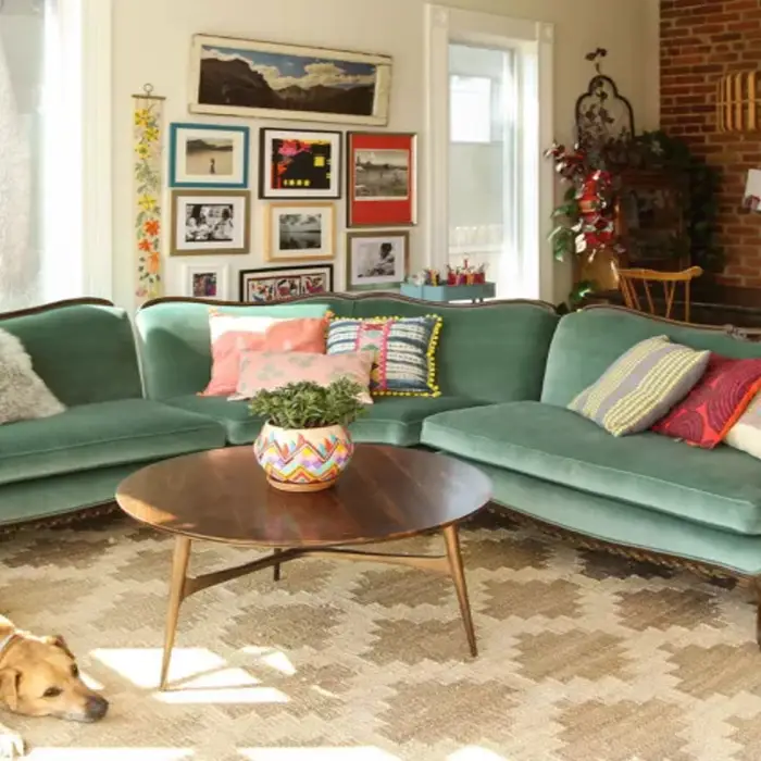 Blending Antique Into Modern Living Room Décor