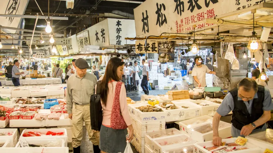walking in tsukiji fish market japan3