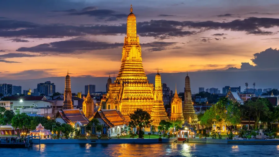 wat arun ratchawararam at sunsettemple of dawn famous tourist destination