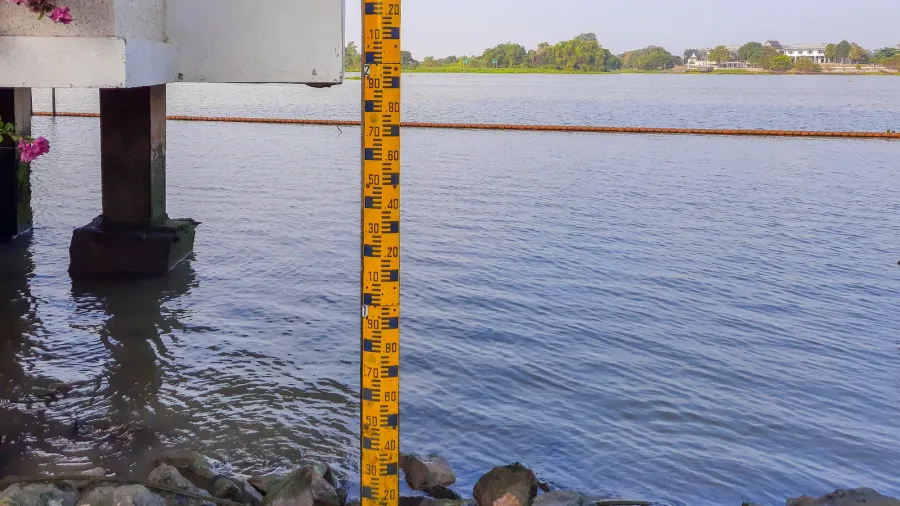 water level indicator for monitoring the water level
