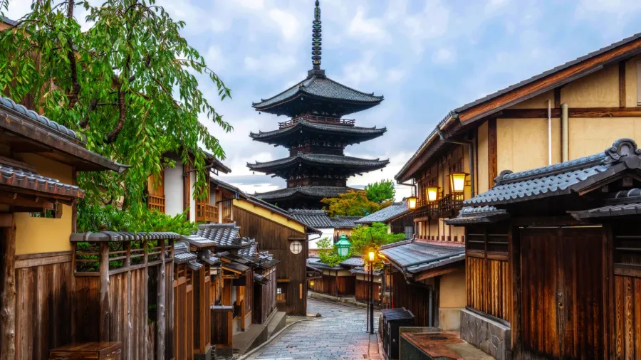 yasaka pagoda and sannen zaka street kyoto japan