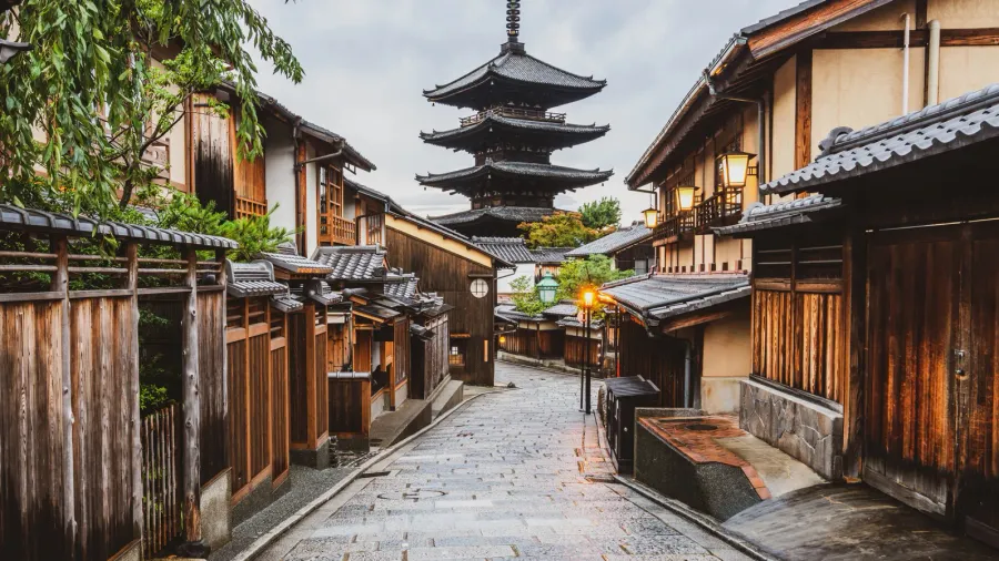 Yasaka Pagoda and Sannen Zaka Street, Kyoto, Japan.