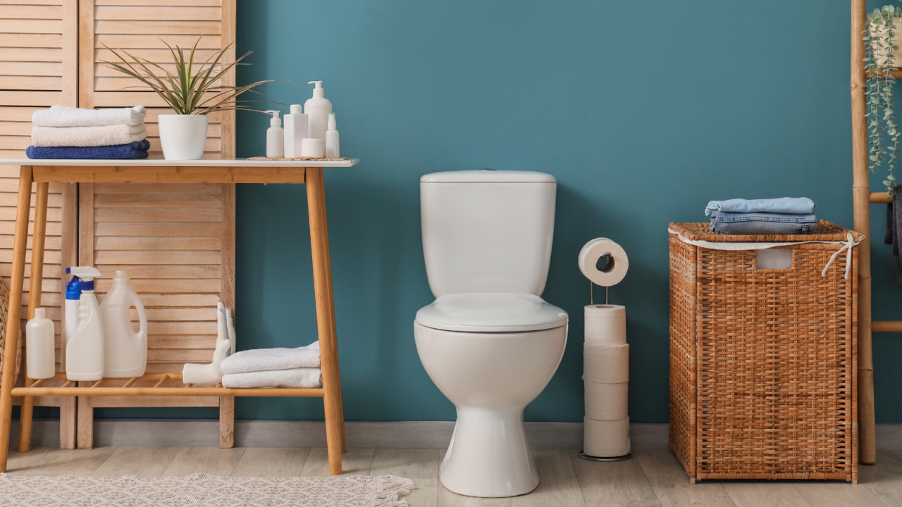 A bathroom decorated with natural materials like rattan basket