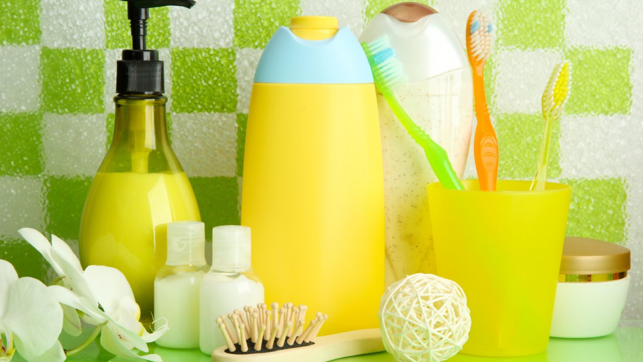 Yellow bathroom accessories like soapdish and toothbrush holders