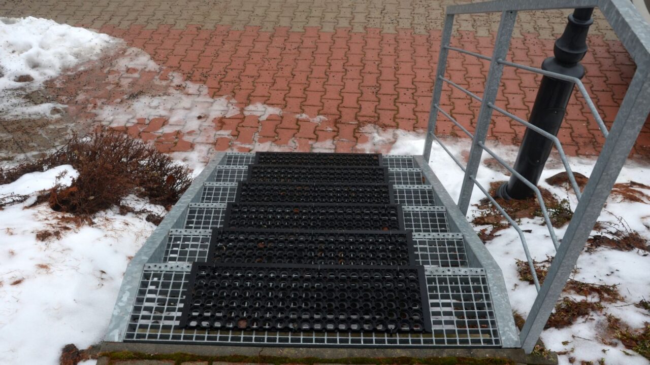 Anti-slip mat in rain