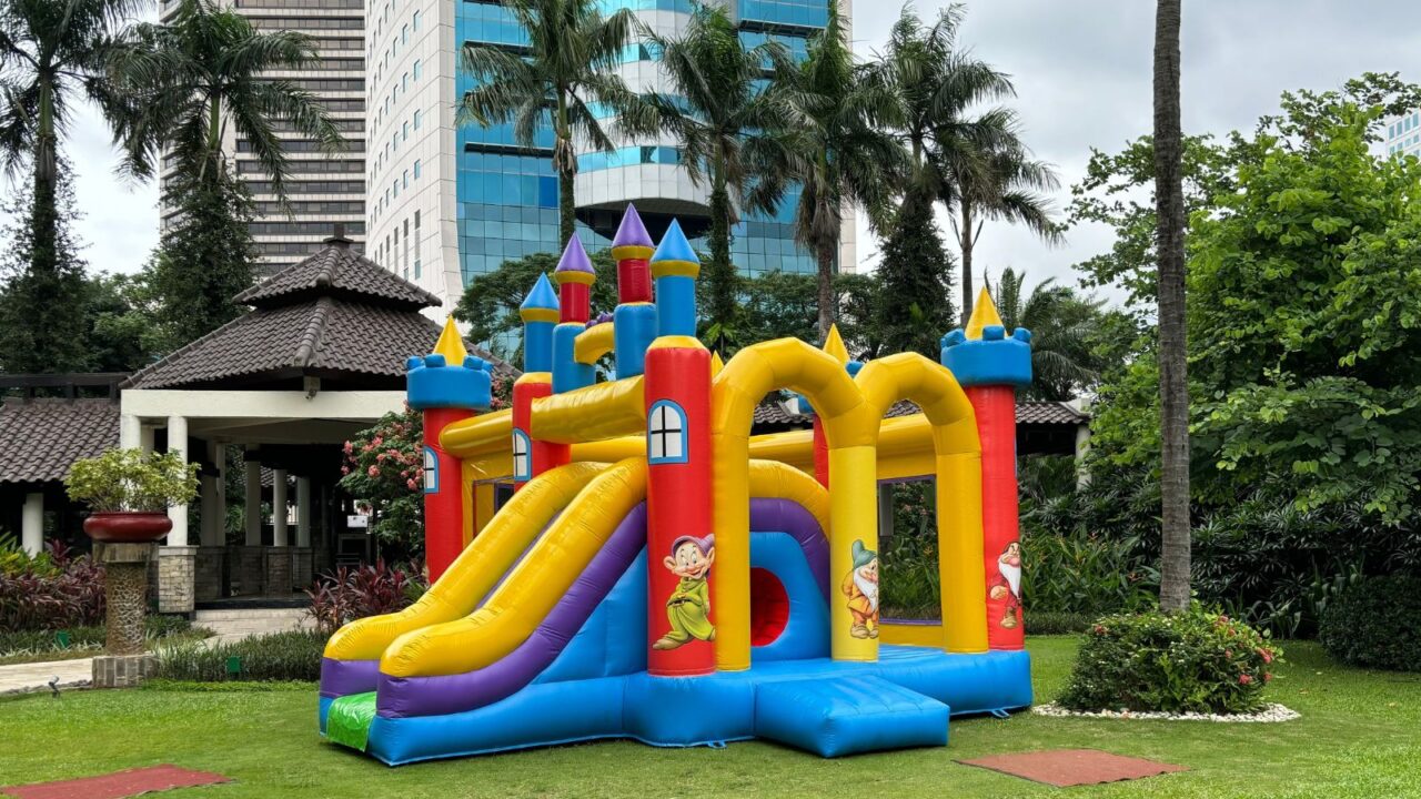 Jumbo jumping castle