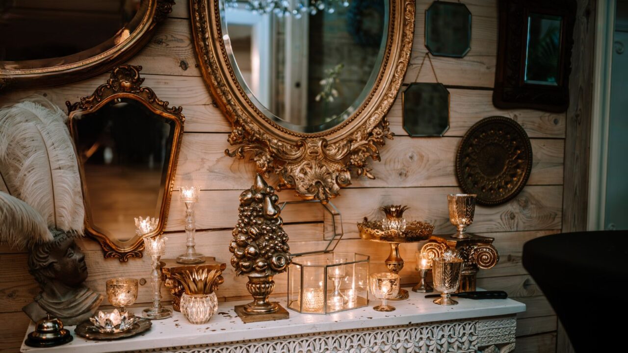 Decoration with mirrors