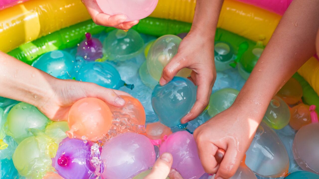 Water balloon fight game