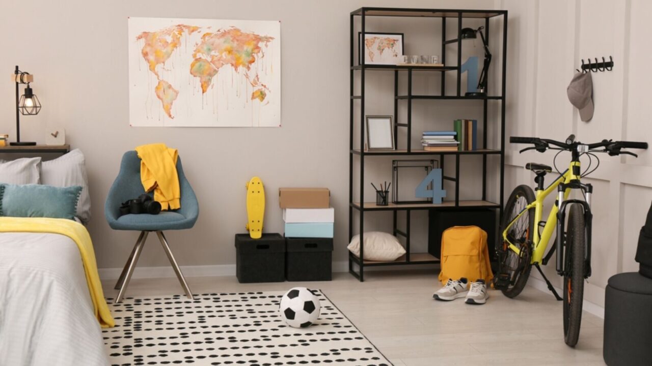 Football themed colors used in a bedroom