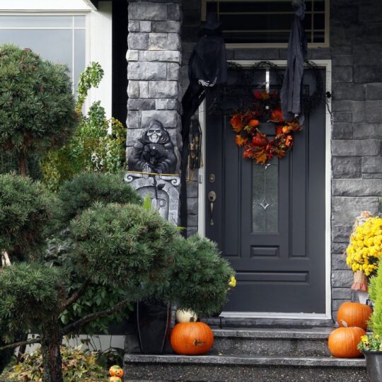 15 Spooky Ideas For a Halloween Ready Porch