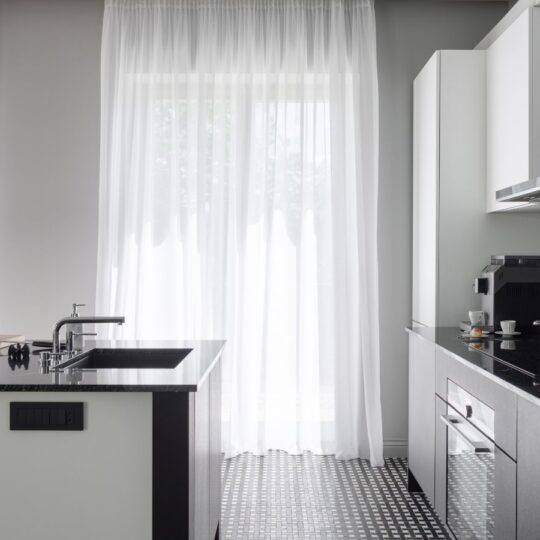 Why Bold Black Kitchens Are Taking Over 2024?