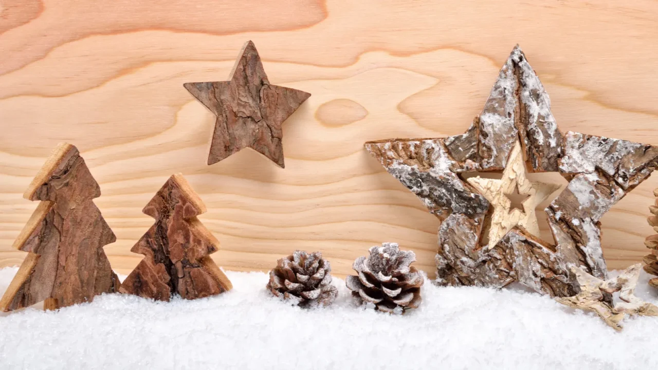 Christmas arrangement with wooden decoration