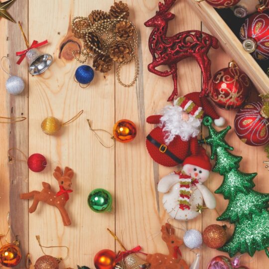 17 Budget-Friendly Christmas Tree Decor Tips