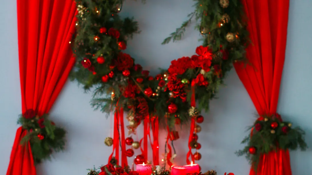 christmas red decor is also suitable for wedding ceremonies