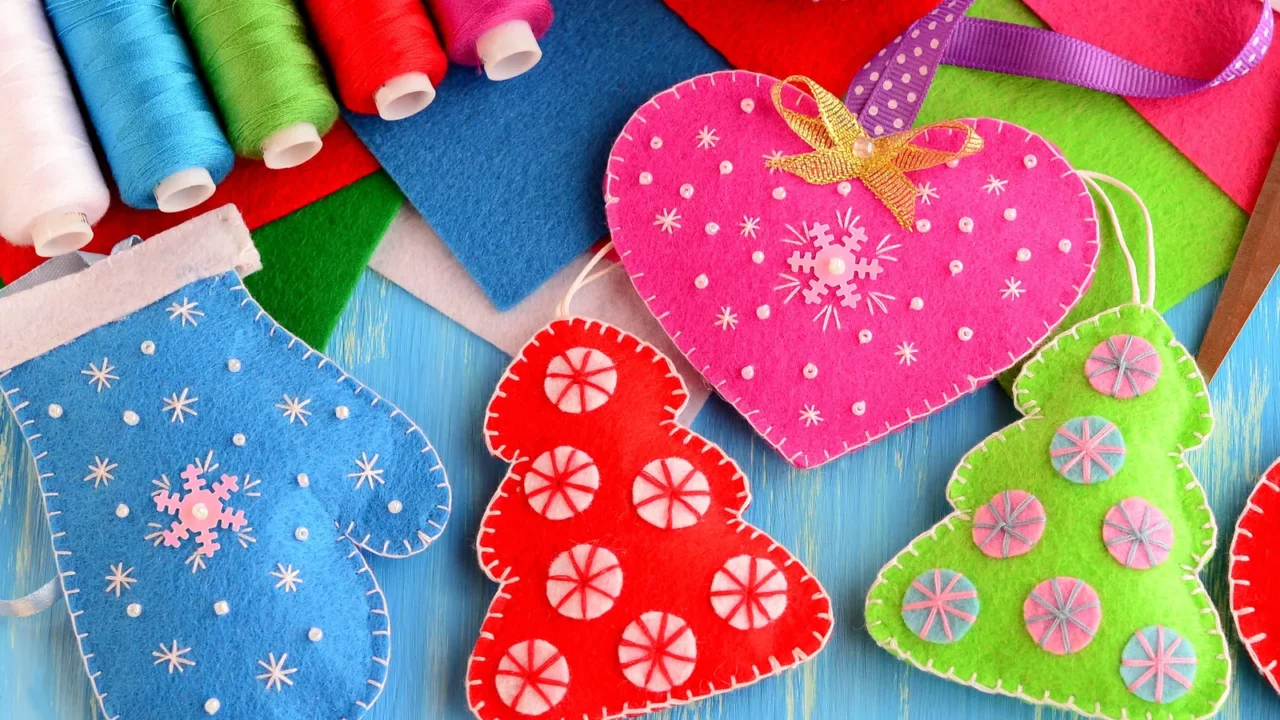 christmas tree ornaments crafts felt pink heart red and green