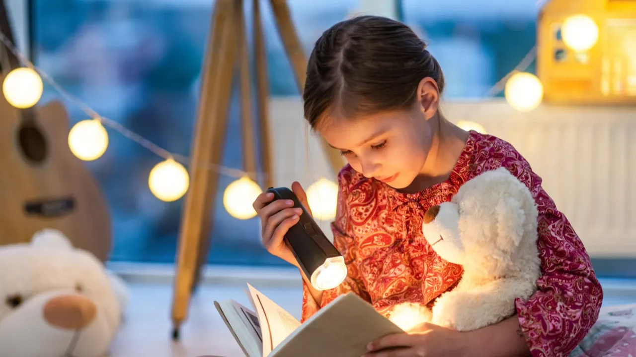 litttle girl reads the book