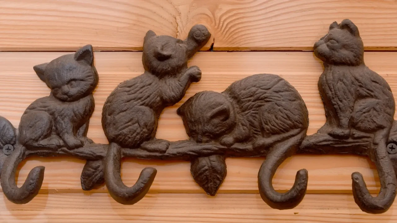 metal hanger with hooks in the form of kittens on