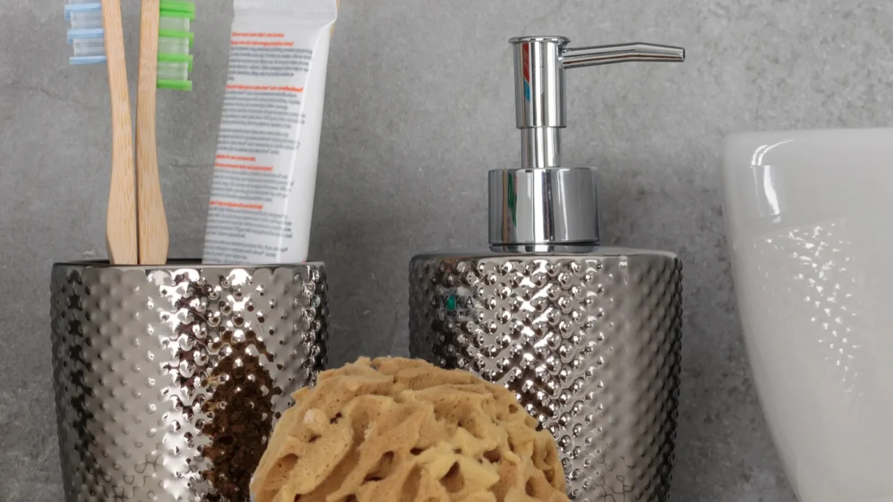 modern bathroom set with metallic toothbrush holder