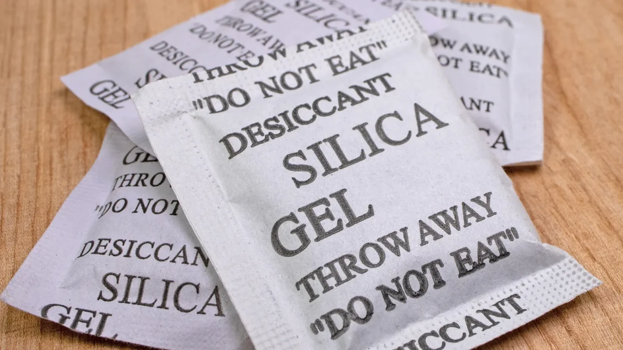 silica gel as a granulate in a paper bag