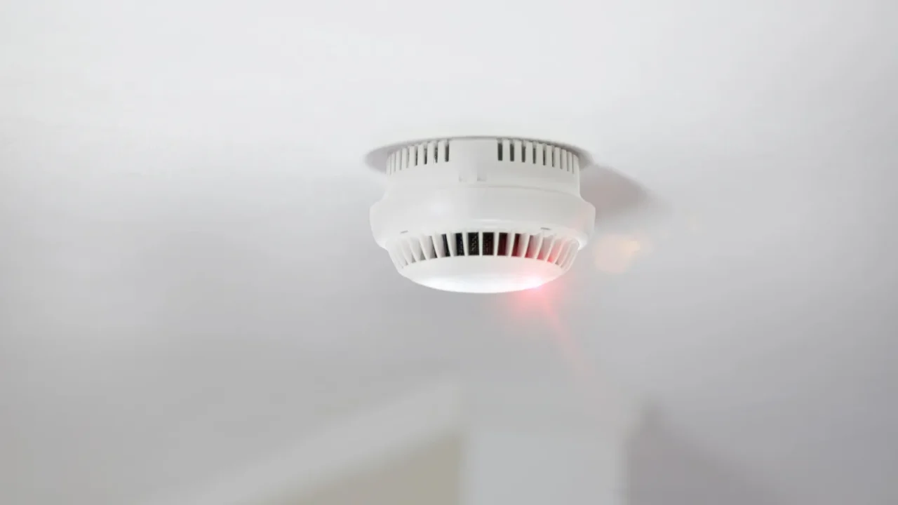 smoke detector in apartment