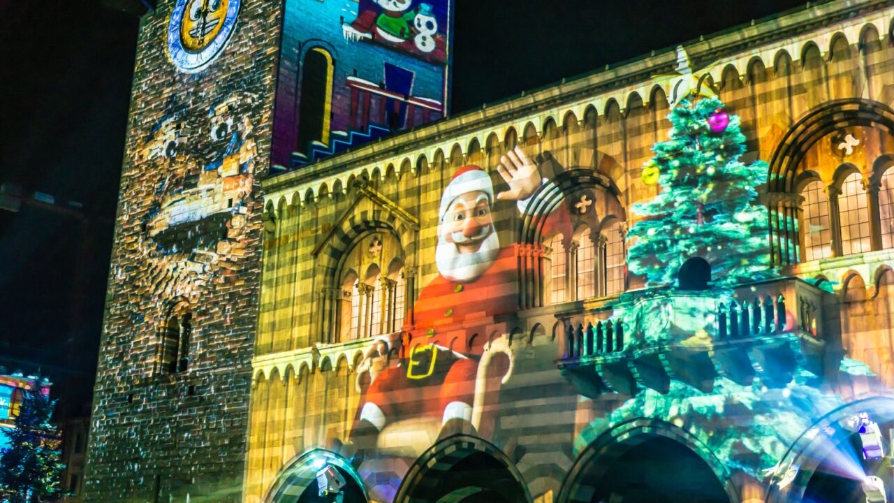 Christmas time Como's city hall is being lightened.