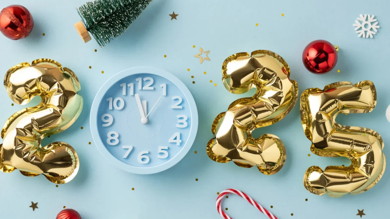 a festive arrangement featuring a clock golden 2025 balloons ornaments