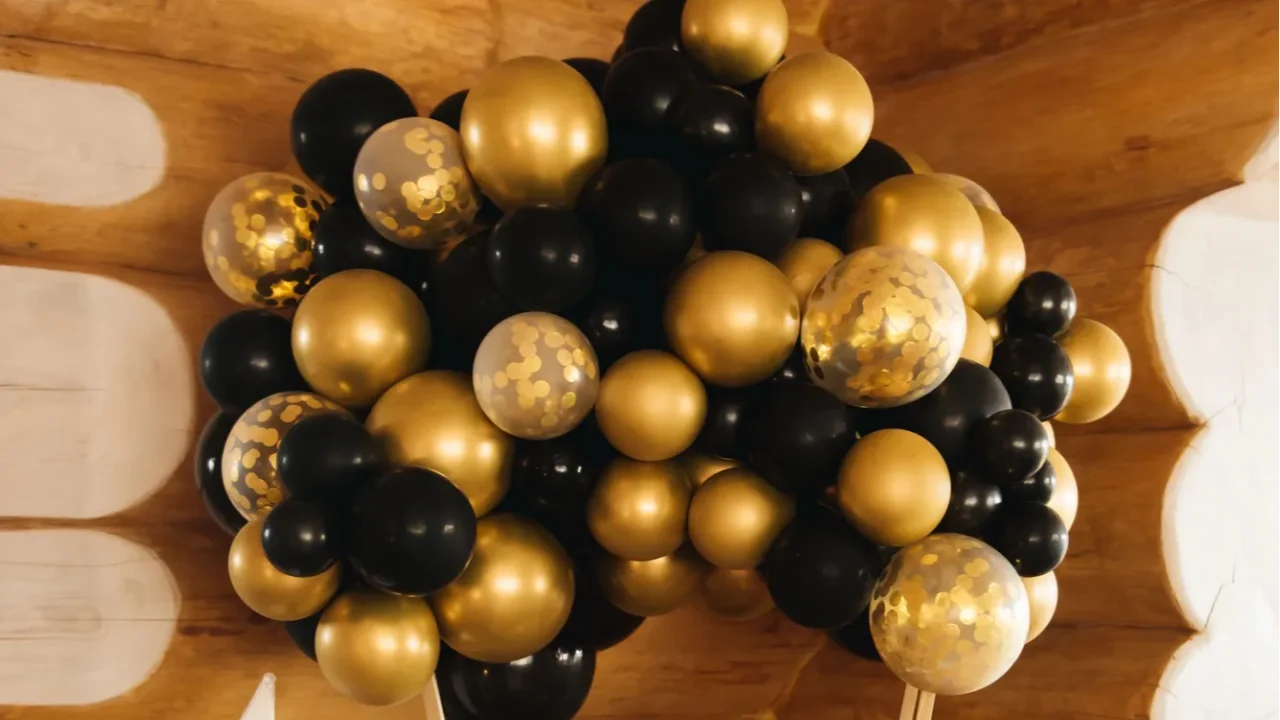 basket with black and gold balls for childrens birthday