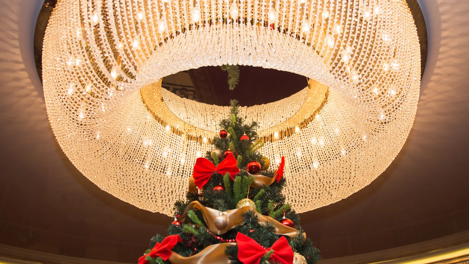 Holiday Ceiling Decor Made Simple and Stunning - Colormelon, image size:1600x900