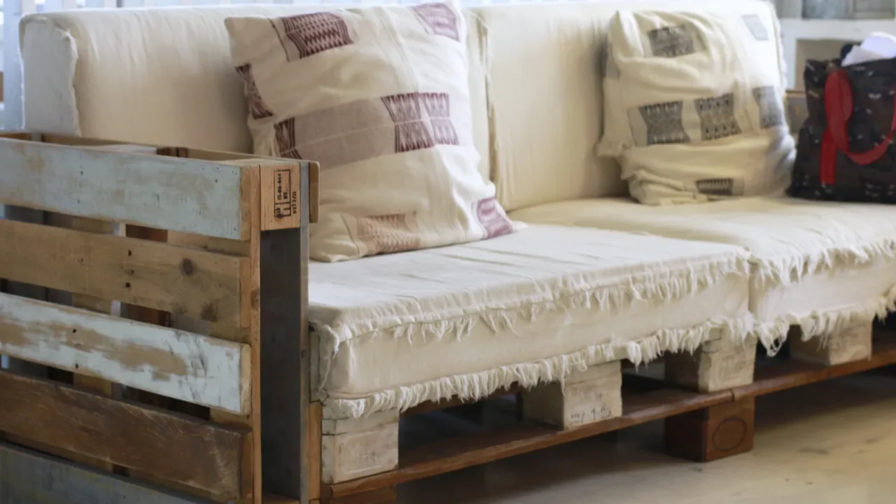 creative pallet sofa in the livingroom