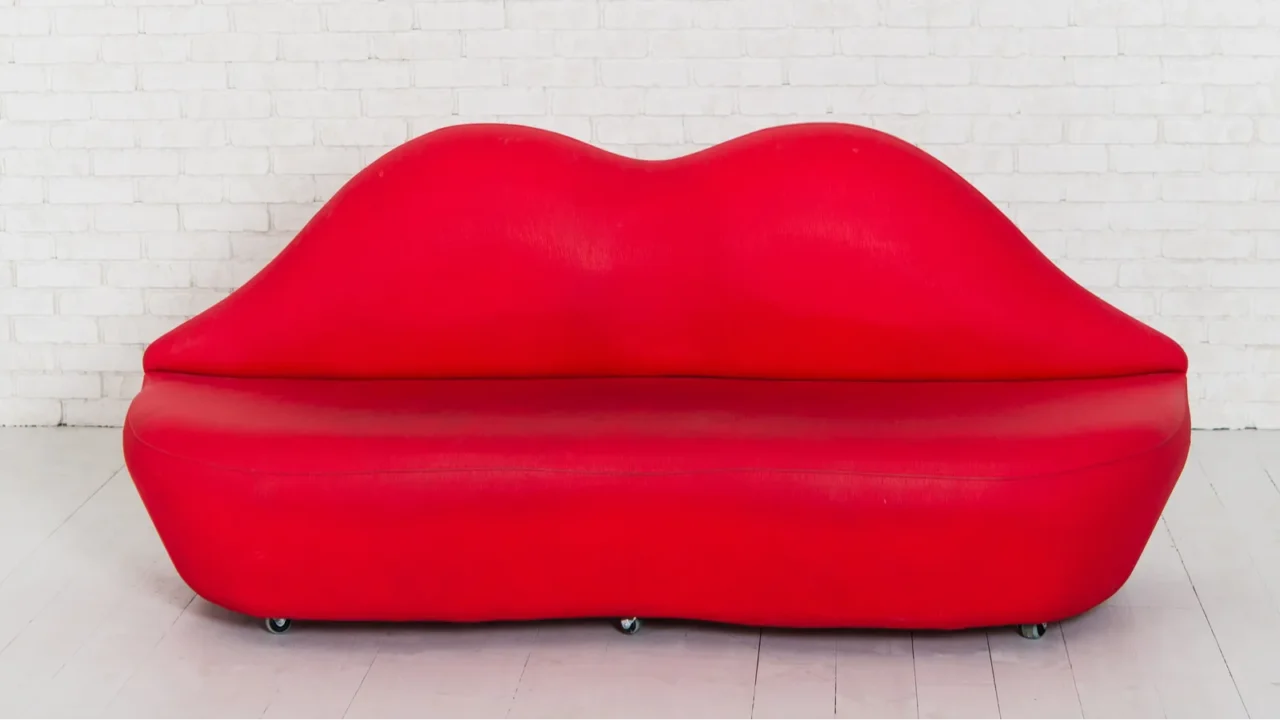 red sofa in the form of lips in the interior