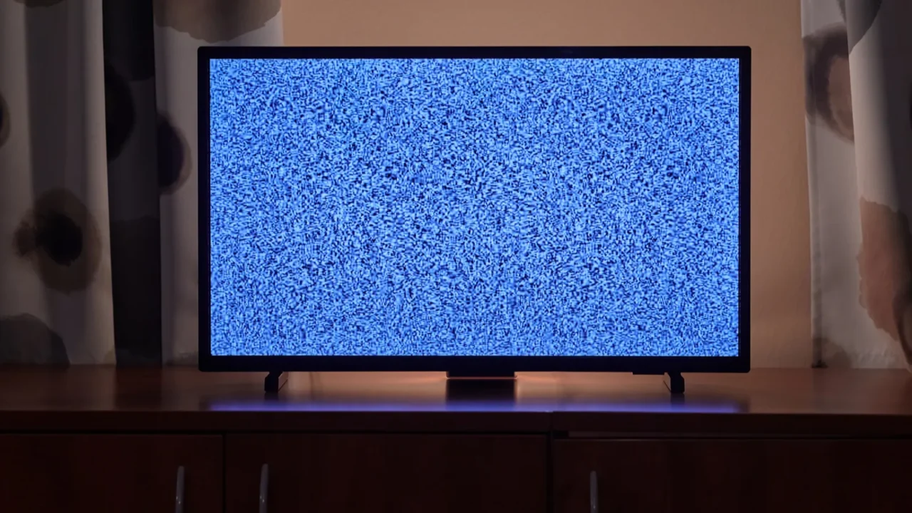 lcd tv in a dim room no signal noise