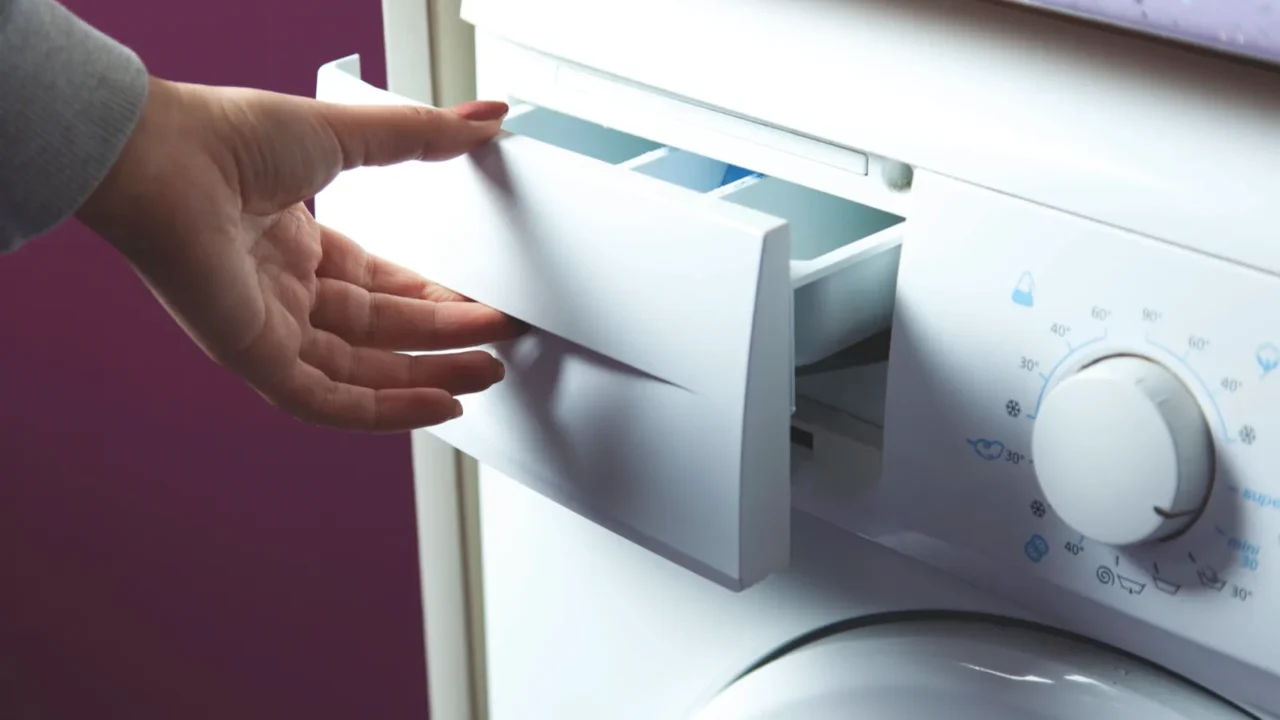 woman pour powder into the washing machine