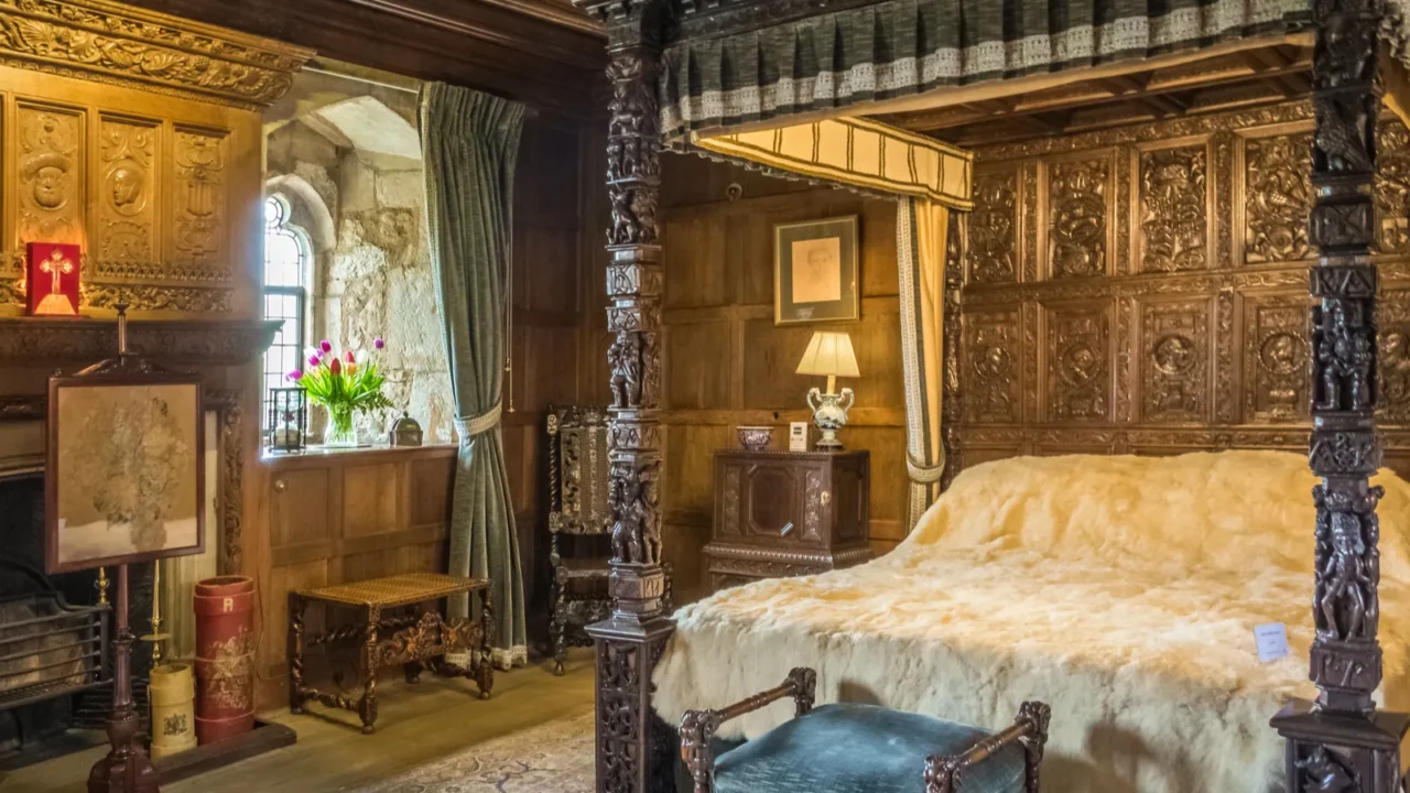 queen bedroom in hever castle
