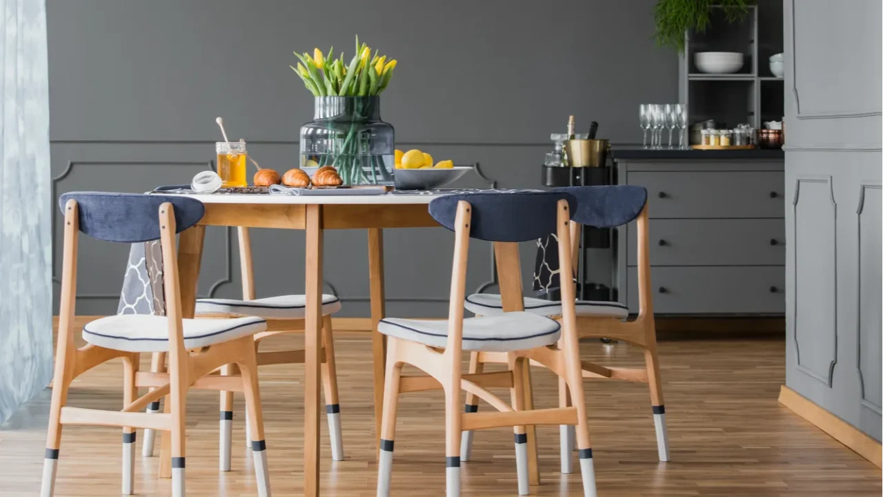 pendant light above dining table