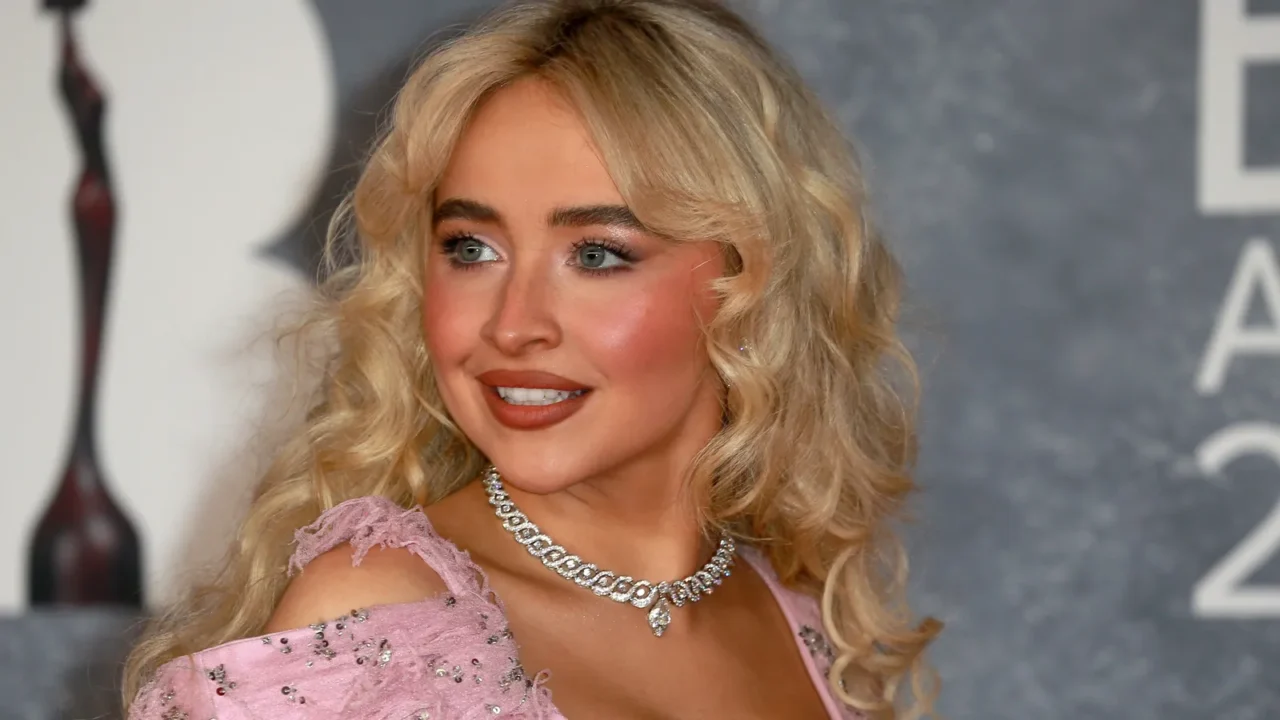 Sabirna Carpenter in a beautiful pink dress at an award show.