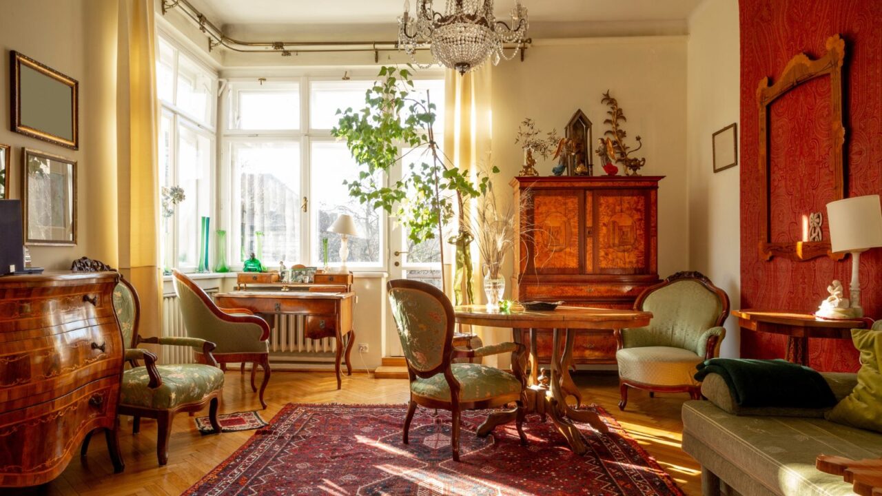 Living room full of antique furnitre.