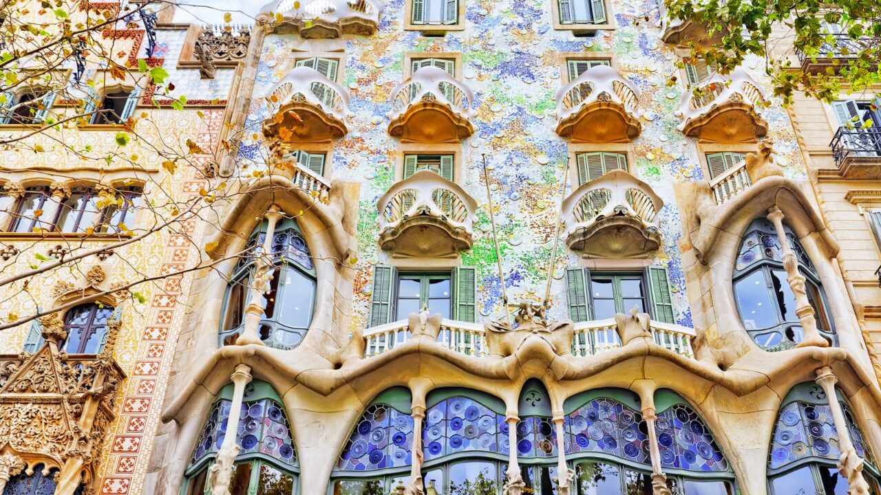 Front view of Casa Battlo,a colorful and whimsical building with curved lines.