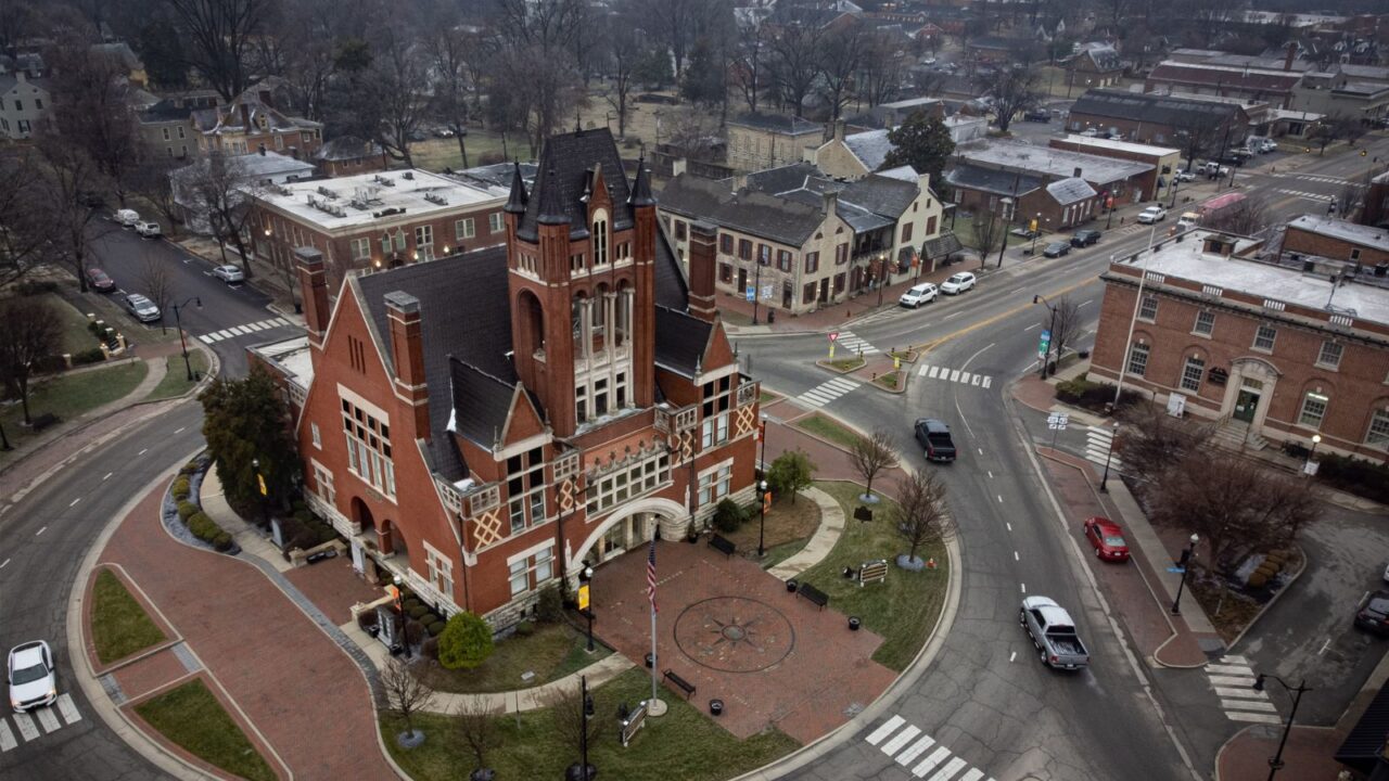 Traffic roundabout around the old Nelson county courthouse next to Talbot tavern in self proclaimed bourbon capital Bardstown, Kentucky.