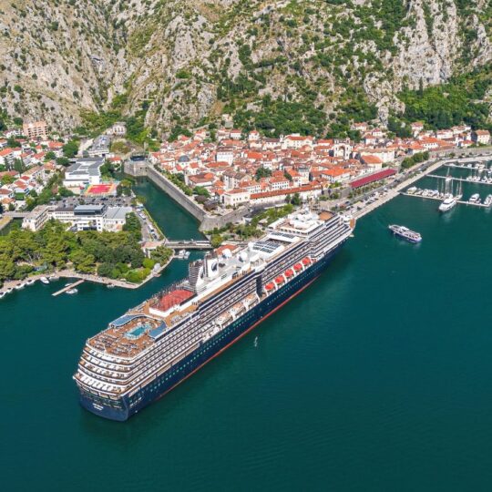 Last-Minute Holiday Deals You Won’t Want to Miss